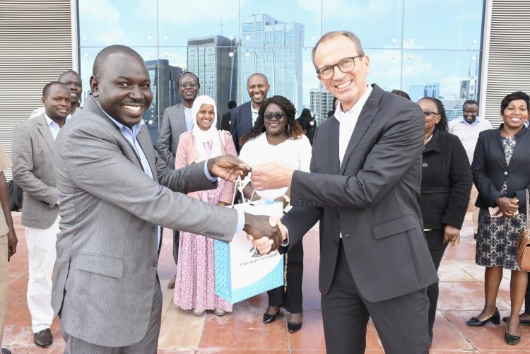 Prof. Stephan Wagner receives a gift after the public lecture