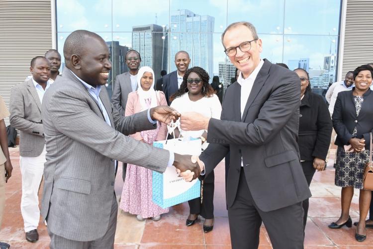 Prof. Stephan Wagner receives a gift after the public lecture